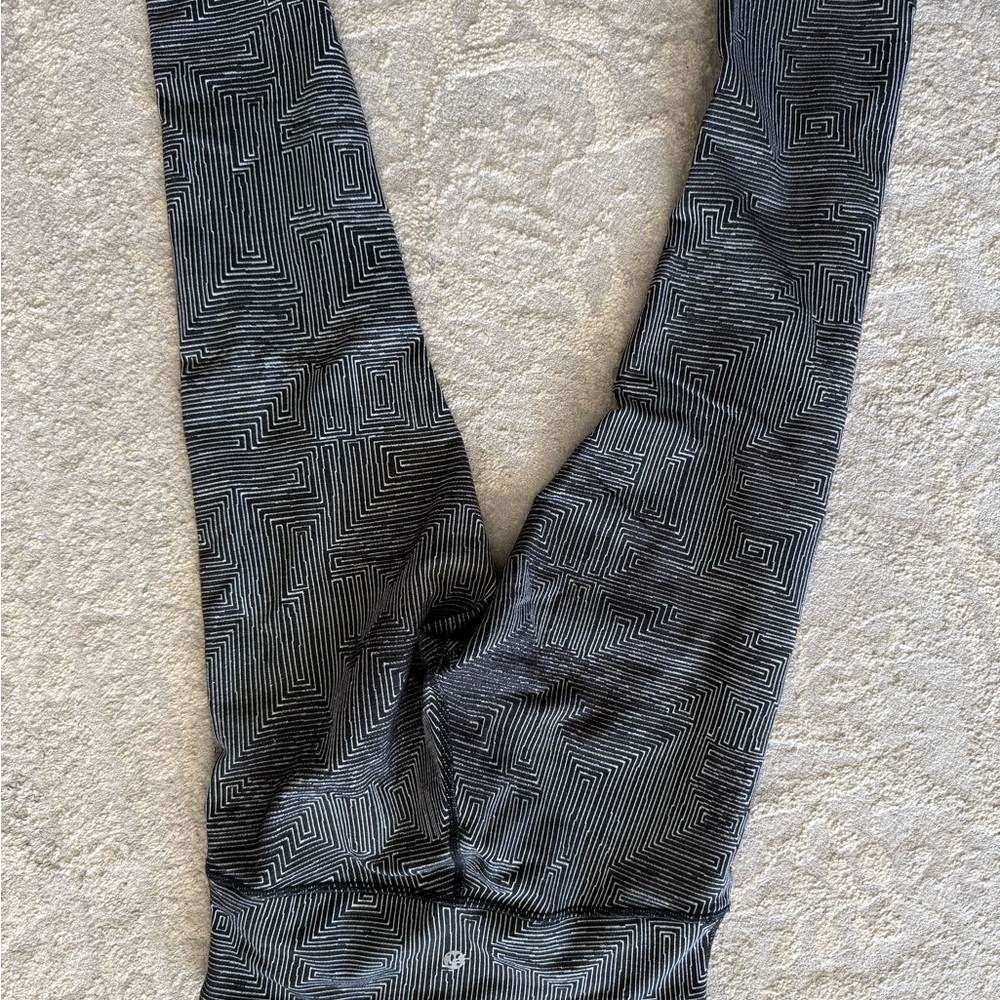 Black Geometric Pattern Capri Leggings
